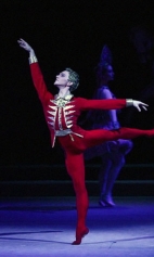 В партии Щелкунчика-принца в балете Щелкунчик
