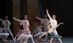 Гран па из балета Раймонда (крайняя справа). С Александром Волчковым