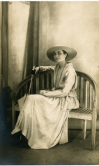 Фотопортрет художницы Натальи Сергеевны Гончаровой. 1910-е гг.