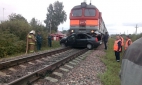 Поезд столкнулся с автомобилем на переезде в Псковской области