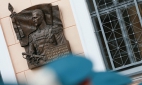 Неизвестные облили краской мемориальную доску Карлу Маннергейму в Петербурге